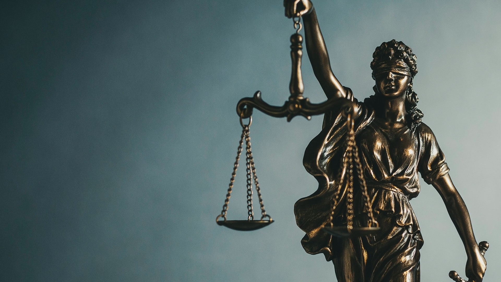 статуя богини правосудия фемиды. судебный комитет тайного совета великобритании. суды. с днем юриста фемида. юридическая консультация.